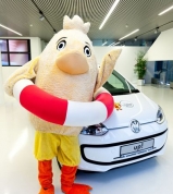 Žluté kuře bude řídit bílý Volkswagen