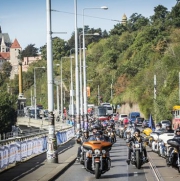 Přes tisíc harleyářů obsadí Staroměstské náměstí