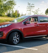 České ženy podle průzkumu preferují červené SUV