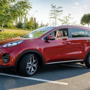 České ženy podle průzkumu preferují červené SUV