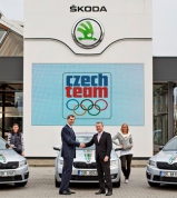 ŠKODA předala olympionikům osm vozů