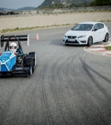 SEAT Leon CUPRA se potkal s vozem Formule Student