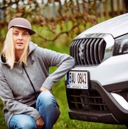 Bára Poláková řídí Suzuki S-Cross.
