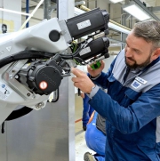 ŠKODA AUTO v průběhu celozávodní dovolené modernizuje