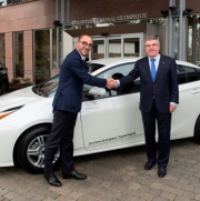 Toyota předala Mezinárodnímu olympijskému výboru první hybridní vozy
